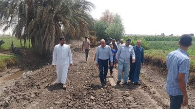 استجابةً لمطالب الأهالي.. محافظ المنيا يعلن تمهيد وتوسعة طريق عزبة الفرنساوي بسمالوط