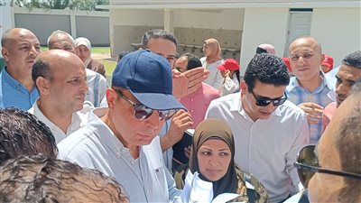 حمل أوراق وهموم المواطنين بيده.. محافظ المنيا يستمع لمطالب أهالي شارونة