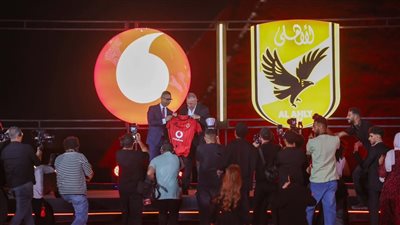 الخطيب يهدي قميص الأهلي إلى الرئيس التنفيذي لـ فودافون في احتفالية الشراكة التاريخية 