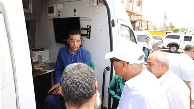 محافظ جنوب سيناء يتفقد سيارة المركز التكنولوجي المتنقلة بمدينة طور سيناء ويوجه بتعزيز الخدمات المقدمة للمواطنين