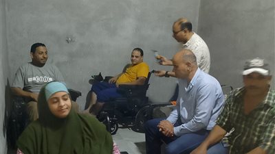 بعد تبني القاهرة 24 لمعاناتهم.. الكراسي الكهربائية تصل إلى الأشقاء الأربعة من ذوي الهمم بالمنيا