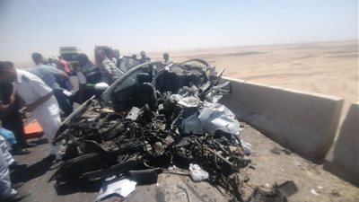 ننشر الصور الأولى من موقع حادث مصرع طبيبة وطفليها وسائقهم بطريق الجيش في المنيا