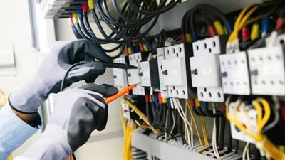 القابضة للكهرباء ترد على شكوى ضوضاء المقاهي: لا يجوز فصل التيار عن أي مشترك دون سند قانوني
