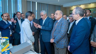 وزيرا الإنتاج الحربي والكهرباء ومحافظ القليوبية يتفقدون خطوط الإنتاج بشركة بنها للصناعات الإلكترونية