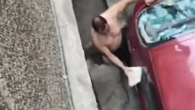 هشمها بحجر.. الأمن يفحص فيديو متداول لـ شخص عارٍ يحطم سيارة بالقاهرة