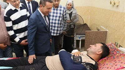 عقب الاعتداء عليه خلال أداء عمله.. محافظ المنوفية يزور نائب رئيس حي شرق بالمستشفى للاطمئنان على حالته الصحية
