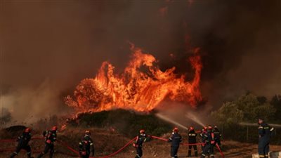 اليونان تكافح حرائق واسعة لليوم الرابع.. قتيلان في حادث مروحية وإجلاءات مستمرة