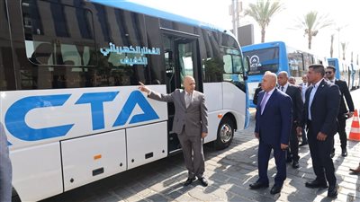 وزير النقل يدشّن 10 ميني باصات لربط حدائق العاصمة وزهرة العاصمة بمحطة القطار الكهربائي الخفيف