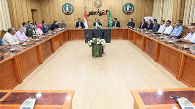 محافظ المنوفية يوجه بتكثيف الرقابة على الأسواق وزيادة معارض السلع المخفضة وإعادة توزيع مفتشي التموين