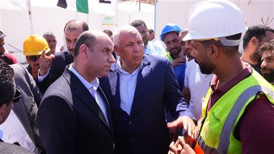 وزير العمل يستمع للعمال.. ويؤكدون: خدمات الدولة تصل إلينا وتوجيهات الرئيس السيسي تدعمنا