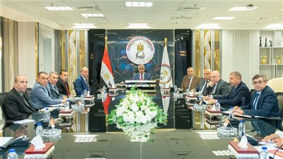 وزير الدولة للإنتاج الحربي يتابع الموقف التنفيذي لمشروعات حياة كريمة مع رؤساء الشركات المنفذة