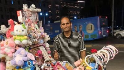 العجلة بيتي وبسترزق بالحلال.. بائع لعب أطفال بشوارع الإسكندرية يطلب دعم الأهالي: شايل فرحة عيالكم