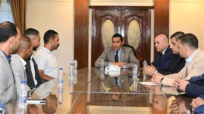 وزير الرياضة يُكرّم المنقذين والعاملين بحمام السباحة الأولمبي بمركز التنمية الشبابية والرياضية بالجزيرة