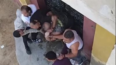 فحص فيديو متداول لمدمن يحاول التهجم على منزل سكني بعد هروبه من مصحة غير مرخصة بالبدرشين