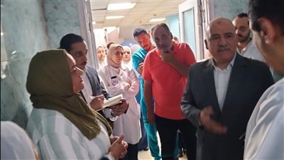 بسبب عملية ابنتها.. سيدة تستوقف مدير صحة الجيزة خلال جولته بمستشفى إمبابة ويوجه بحل شكواها فورًا