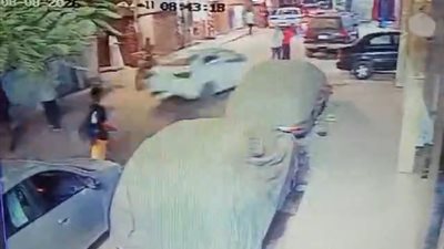 سيارة مسرعة تدهس أمًّا وابنتها في أحد شوارع المنيا