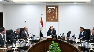 رئيس الوزراء يستعرض عددا من المقترحات لتطوير أداء البورصة وما حققته من إنجازات خلال الفترة الماضية
