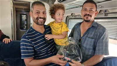 اشترى ليه واحد جديد.. مسؤول بالسكة الحديد يتدخل بعد تمزيق بنطال طفل بسبب كرسي متهالك