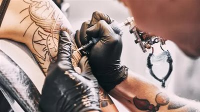 دراسة تحذر من تلوث أحبار الوشوم.. بكتيريا مسببة للأمراض في ثلث العينات