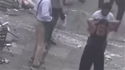 ربطت شعرها وبدأت في إنقاذ المصابين.. فتاة تتصدر مشهد إنقاذ مصابي حادث مول أرابيلا بالقاهرة الجديدة