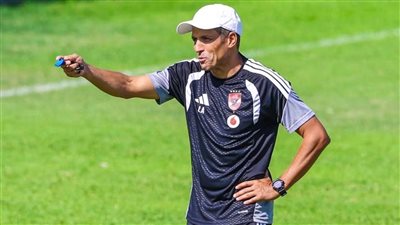 عموتة يعلن تشكيل الأهلي لمباراة يوروبا الودية