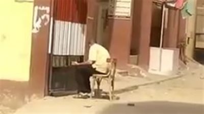 بألوان علم مصر.. استشاري لغة إنجليزية يزين باب مدرسة الشيخ شعيب الابتدائية بالدقهلية