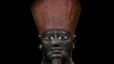 هل يتم نقل تمثال الملك منتوحتب الثاني إلى المتحف المصري الكبير؟.. “مصدر” يجيب 