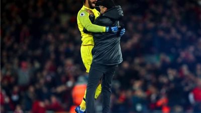 كلوب يزف خبرًا سارًا لجماهير ليفربول عن أليسون بيكر.. ويتغزل في جونز وكلاركسون