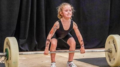 “أقوى طفلة في العالم”..تستطيع رفع أوزان تتعدى 80 كجم عن طريق تصفية الذهن (صور)