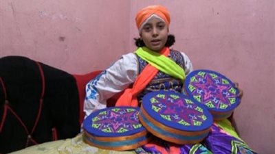 عبد الرحمن يتحدى مرض السرطان برقصة التنورة (فيديو)