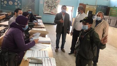 لمنع التزاحم وتفشي كورونا.. تقسيم الطلاب لتسلم شرائح بيانات التابلت بمدارس بنها (صور)