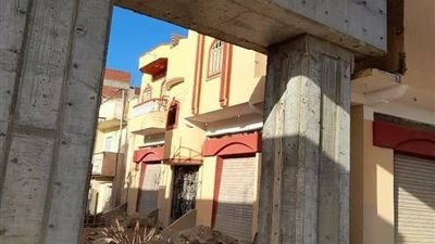 صاحبه رفض الإخلاء.. كوبري يمر من بلكونة منزل في مطروح (صور)