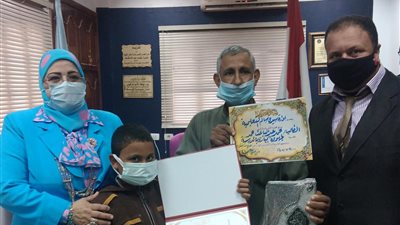 “تعليم كفر الشيخ” تكرم تلميذًا اعتاد تنظيف الفصل.. ويعلق: “بعمل كده في بيتنا” (صور)