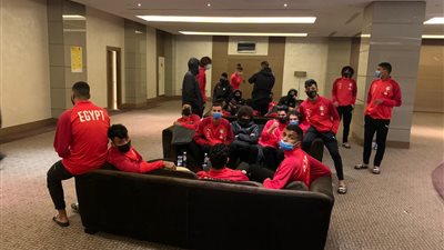 سفير مصر بتونس يحضر تدريب منتخب الشباب