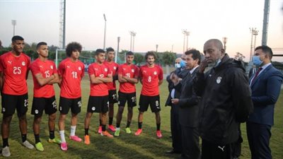 وزير الرياضة يطمئن على بعثة منتخب الشباب بعد إصابة اللاعبين بكورونا