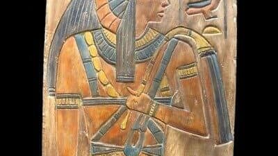 مدير الآثار المستردة يعلق على مزاد 