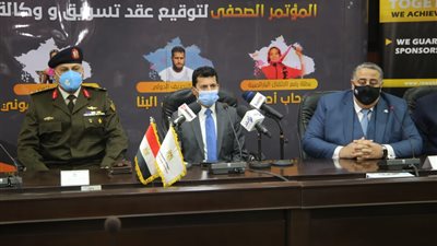 وزير الشباب والرياضة يشهد توقيع عقود تسويق ووكالة لثلاثة لاعبين