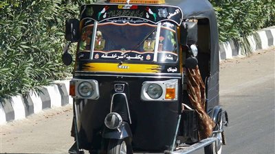 فتاة تقفز من توك توك أثناء سيره بسبب تحرش سائقه.. والأمن يضبط المتهم