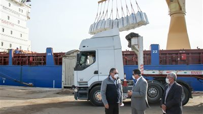 رغم الطقس السيئ.. ميناء دمياط يشهد حركة نشاط واسعة خلال الـ24 ساعة الماضية