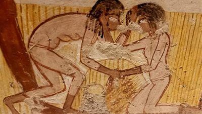 باحث أثري يكشف أسرار لوحة 