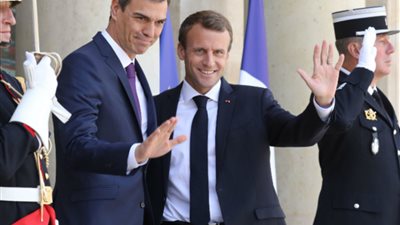 كورونا يضرب قيادات أوروبا.. دخول رئيس وزراء إسبانيا عزلا صحيا لاجتماعه بماكرون.. والرئاسة: نرصد المخالطين