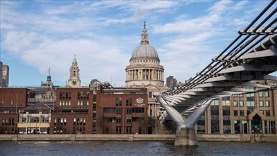 بريطانيا تفرض قيودًا أكثر صرامة على بعض المناطق قبل عيد الميلاد