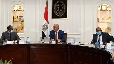 وزير الإسكان يتابع توصيل خدمات الصرف الصحي للمناطق الريفية