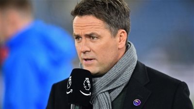 مايكل أوين يُرشح مانشستر يونايتد للفوز بالدوري الإنجليزي