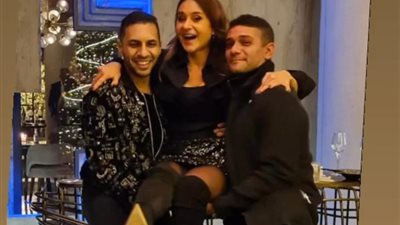 بحفل عيد ميلادها.. نيللي كريم محمولة من آسر ياسين وحسن أبو الروس (صور)