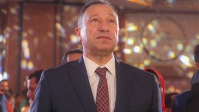 محمود الخطيب يؤازر لاعبي الأهلي خلال مواجهة غزل المحلة