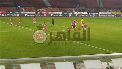 حمدي فتحي يعاتب علي معلول على أحد الكرات في مباراة الأهلي وغزل المحلة (صور)