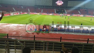 جماهير الأهلي تهتف لمحمد شريف أثناء خروجه من مباراة الأهلي وغزل المحلة (صورة)