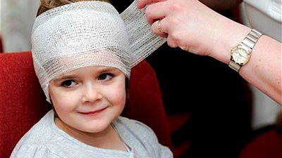 إصابة طفلة بكسر في الجمجمة إثر سقوطها من الطابق الثالث بالمحلة 