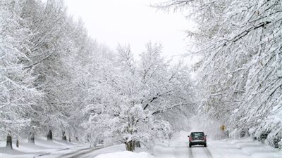 انقطاع الكهرباء و1000 سيارة عالقة بسبب عاصفة ثلجية في اليابان (فيديو)